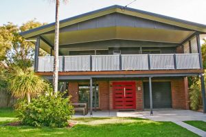 Red Door Beach House - Marcoola Beach - PET FRIENDLY FOXTEL WIFI 500 BOND Linen Supplied - Accommodation Ballina